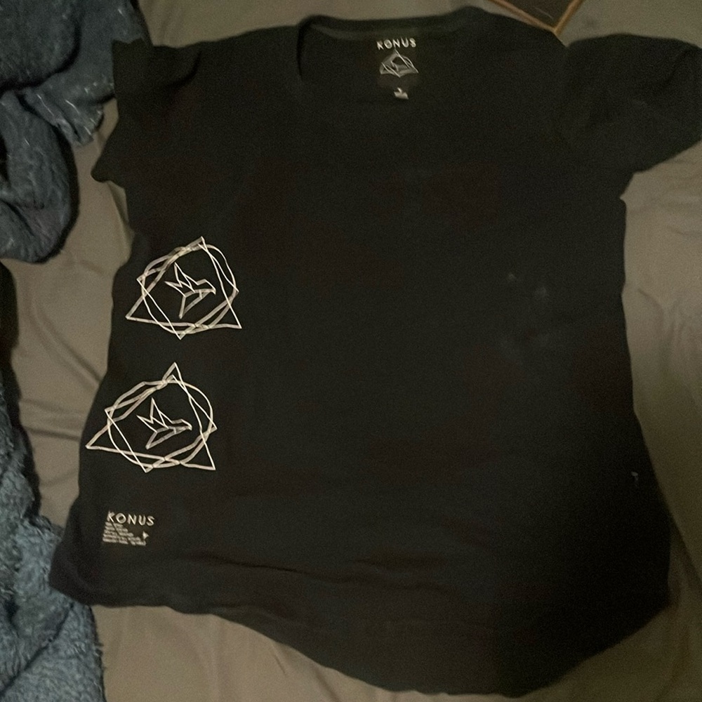 Konus Men's GRSH Graphic Curved Hem Tee in Black